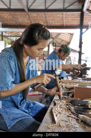 Carving Workshop, alten Siam, eine Attraktion eröffnet im Jahre 1963, thailändische Architektur und religiöses Erbe zu präsentieren. Stockfoto