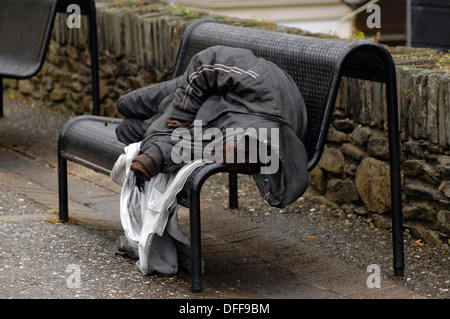 Obdachloser auf Bank, Derry, Londonderry, Nordirland, Derry Wände eingeschlafen. Stockfoto