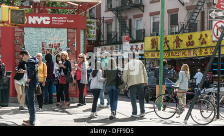 Gruppen von Touristen gruppieren sich um offizielle NYC Chinatown Informations-Kiosk, ihre Lager zu bekommen, bevor die Gegend Manhattan zu erkunden Stockfoto