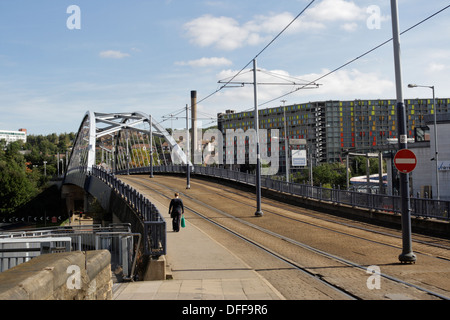 Park Hill Apartments vom Stadtzentrum von Sheffield in England und Park Square Bridge, Straßenbahnschienen Stockfoto