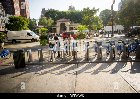 Fahrer entfernen aus einer Docking-Station in der Nähe des Union Square in New York ihre CitiBikes Stockfoto