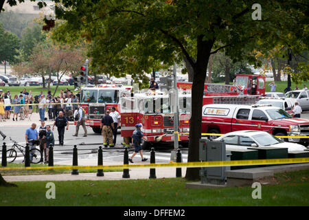 Washington, DC, USA. 3. Oktober 2013: US-Geheimdienst und Polizei Capitol jagen eine Frau, die versucht zu Sicherheits-Tor im Weißen Haus mit ihrem Auto zu rammen.  Eine Verfolgungsjagd erfolgt aus dem weißen Haus, dem US Capitol Gebäude.  Die Jagd endet bei einem Crash, Schüsse von Capitol Police.  Die Frau-Fahrer bestätigt tot, Capitol Polizist verletzt. © B Christopher/Alamy Live-Nachrichten Stockfoto