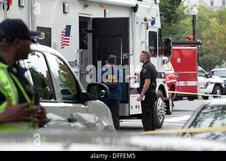 Washington, DC, USA. 3. Oktober 2013: US-Geheimdienst und Polizei Capitol jagen eine Frau, die versucht zu Sicherheits-Tor im Weißen Haus mit ihrem Auto zu rammen.  Eine Verfolgungsjagd erfolgt aus dem weißen Haus, dem US Capitol Gebäude.  Die Jagd endet bei einem Crash, Schüsse von Capitol Police.  Die Frau-Fahrer bestätigt tot, Capitol Polizist verletzt. © B Christopher/Alamy Live-Nachrichten Stockfoto