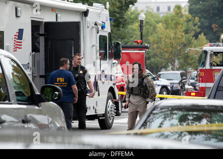 Washington, DC, USA. 3. Oktober 2013: US-Geheimdienst und Polizei Capitol jagen eine Frau, die versucht zu Sicherheits-Tor im Weißen Haus mit ihrem Auto zu rammen.  Eine Verfolgungsjagd erfolgt aus dem weißen Haus, dem US Capitol Gebäude.  Die Jagd endet bei einem Crash, Schüsse von Capitol Police.  Die Frau-Fahrer bestätigt tot, Capitol Polizist verletzt. © B Christopher/Alamy Live-Nachrichten Stockfoto