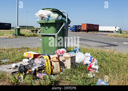 Müll überfüllt von am Straßenrand Lagerplatz an Autobahnraststätten, Belgien Stockfoto