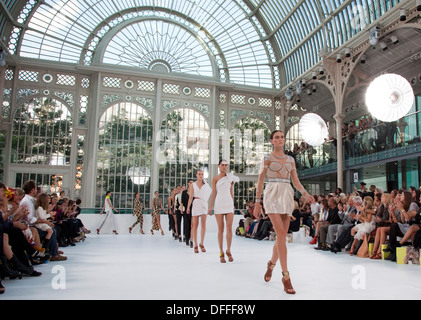 sass & bide Modenschau am Royal Opera House in London Fashion Week Stockfoto