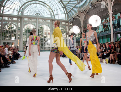 sass & bide Modenschau am Royal Opera House in London Fashion Week Stockfoto