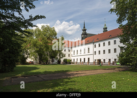 Kloster, in dem Gregor Mendel genetische Experimente durchgeführt hat, mit Umriss seines Gewächshauses auf dem Rasen, Brünn, Tschechische republik Stockfoto