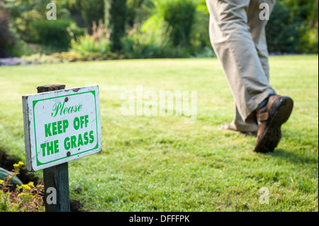 Mann nicht aufgepasst, bitte halten Sie den Rasen-Zeichen. Stockfoto