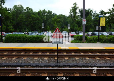 Cross-Titel nur an Zebrastreifen-Zeichen neben Fußgängerüberweg, fällt Road Stop Light Rail, Baltimore County, Maryland, USA Stockfoto