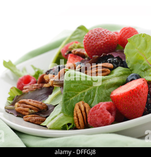 Salat mit Beeren und Erdnüssen, Nähe sprießen Stockfoto