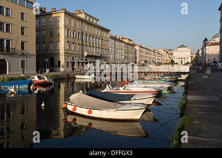 Boote auf dem Canal Grande, Triest, Italien Stockfoto