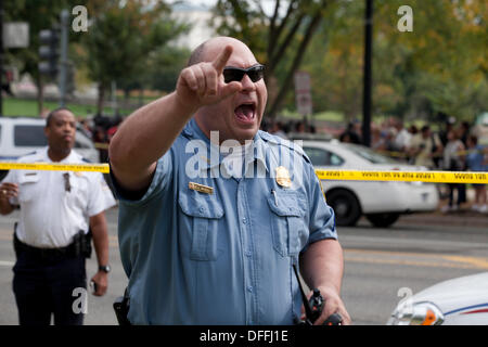 Washington, DC, USA. 3. Oktober 2013: US-Geheimdienst und Polizei Capitol jagen eine Frau, die versucht zu Sicherheits-Tor im Weißen Haus mit ihrem Auto zu rammen.  Eine Verfolgungsjagd erfolgt aus dem weißen Haus, dem US Capitol Gebäude.  Die Jagd endet bei einem Crash, Schüsse von Capitol Police.  Die Frau-Fahrer bestätigt tot, Capitol Polizist verletzt. © B Christopher/Alamy Live-Nachrichten Stockfoto