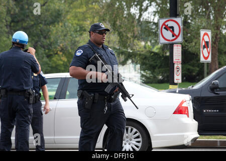 Washington, DC, USA. 3. Oktober 2013: US-Geheimdienst und Polizei Capitol jagen eine Frau, die versucht zu Sicherheits-Tor im Weißen Haus mit ihrem Auto zu rammen.  Eine Verfolgungsjagd erfolgt aus dem weißen Haus, dem US Capitol Gebäude.  Die Jagd endet bei einem Crash, Schüsse von Capitol Police.  Die Frau-Fahrer bestätigt tot, Capitol Polizist verletzt. © B Christopher/Alamy Live-Nachrichten Stockfoto