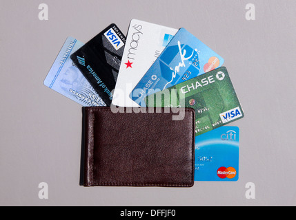 6 Kreditkarten aufgefächert aus Leder Brieftasche. Stockfoto