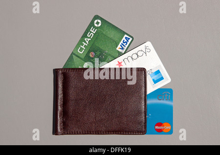 3 Kreditkarten aufgefächert aus Leder Brieftasche. Stockfoto