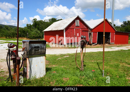 Stillgelegten Zapfsäule und hölzernen rote Wirtschaftsgebäuden auf Landstraße in der Nähe von Gettysburg, Adams County, Pennsylvania, USA Stockfoto