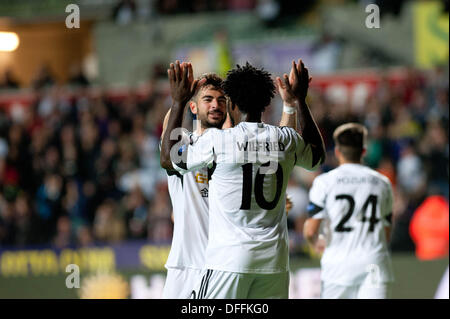 Swansea, Großbritannien. 3. Oktober 2013.   Im Bild: Jordi Amat (L-R) und Wilfried Bony von Swansea feiern nach Swansea gehen eine Null, Re: UEFA Europa League, Swansea City FC Vs FC St. Gallen, an der Liberty Staduim Swansea Kredit: D Legakis/Alamy Live News Stockfoto