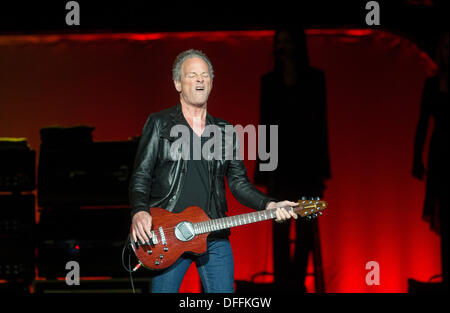 Glasgow, Vereinigtes Königreich. 3. Oktober 2013. Lindsey Buckingham von Fleetwood Mac ausführen auf der Bühne im Hydro am 3. Oktober 2013 in Glasgow, UK-Credit: Sam Kovak/Alamy Live News Stockfoto