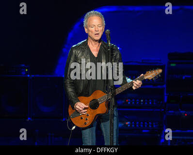 Glasgow, Vereinigtes Königreich. 3. Oktober 2013. Lindsey Buckingham von Fleetwood Mac ausführen auf der Bühne im Hydro am 3. Oktober 2013 in Glasgow, UK-Credit: Sam Kovak/Alamy Live News Stockfoto