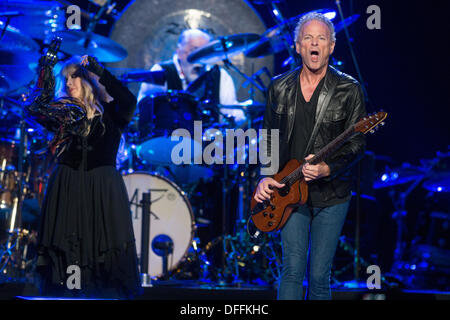 Glasgow, Vereinigtes Königreich. 3. Oktober 2013. Stevie Nicks, Lindsey Buckingham von Fleetwood Mac ausführen auf der Bühne im Hydro am 3. Oktober 2013 in Glasgow, UK-Credit: Sam Kovak/Alamy Live News Stockfoto