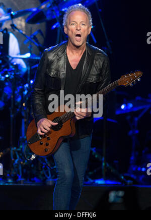 Glasgow, Vereinigtes Königreich. 3. Oktober 2013. Lindsey Buckingham von Fleetwood Mac ausführen auf der Bühne im Hydro am 3. Oktober 2013 in Glasgow, UK-Credit: Sam Kovak/Alamy Live News Stockfoto