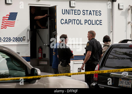 Washington, DC, USA. 3. Oktober 2013: US-Geheimdienst und Polizei Capitol jagen eine Frau, die versucht zu Sicherheits-Tor im Weißen Haus mit ihrem Auto zu rammen.  Eine Verfolgungsjagd erfolgt aus dem weißen Haus, dem US Capitol Gebäude.  Die Jagd endet bei einem Crash, Schüsse von Capitol Police.  Die Frau-Fahrer bestätigt tot, Capitol Polizist verletzt. © B Christopher/Alamy Live-Nachrichten Stockfoto