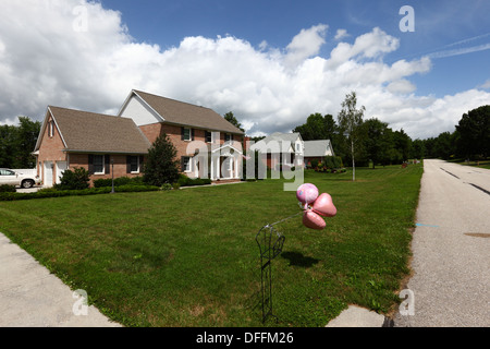 Pinkfarbene Ballons zur Feier der Geburt eines kleinen Mädchens vor einem typischen Haus in einem eleganten Wohnvorort in Gettysburg, Pennsylvania, USA Stockfoto