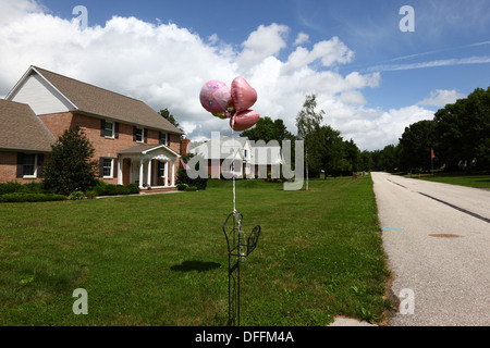 Pinkfarbene Ballons zur Feier der Geburt eines kleinen Mädchens vor einem typischen Haus in einem eleganten Wohnvorort in Gettysburg, Pennsylvania, USA Stockfoto