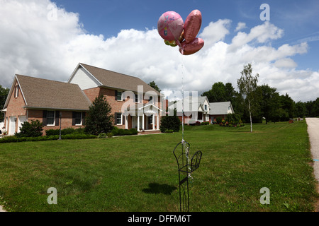 Pinkfarbene Ballons zur Feier der Geburt eines kleinen Mädchens vor einem typischen Haus in einem eleganten Wohnvorort in Gettysburg, Pennsylvania, USA Stockfoto