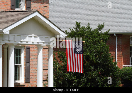 Amerikanische Flagge auf der Veranda des Hauses in smart Vorort, Gettysburg, Pennsylvania, Vereinigte Staaten von Amerika Stockfoto