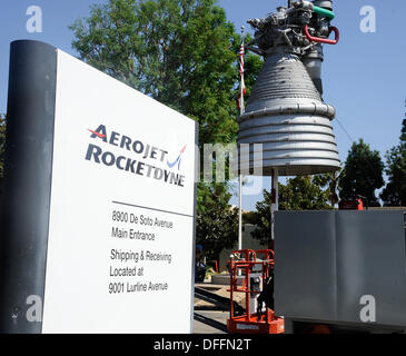 Chatsworth CA, USA. 3. Oktober 2013.  Eine Saturn V f-1 Rakete Maschine bewegt sich aus seiner Heimat von fast 35 Jahren, die außen Aerojet Rocketdyne vor der Canoga Avenue Anlage geplant bis Ende des Jahres geschlossen. Der Motor wurde auf seine neue Heimat außerhalb des Unternehmens Einrichtung in Chatsworth CA gehoben. Der Motor wiegt 18.400 Pfund und steht 19 Fuß hoch und mehr als 12 Fuß breit, der Motor geliefert 1,5 Millionen Pfund Schub, die Apollo-Ära Saturn V gestartet. Die Apollo-Ära Saturn V. © gen Blevins/ZUMAPRESS/Alamy Live-Nachrichten Stockfoto