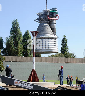 Chatsworth CA, USA. 3. Oktober 2013.  Eine Saturn V f-1 Rakete Maschine bewegt sich aus seiner Heimat von fast 35 Jahren, die außen Aerojet Rocketdyne vor der Canoga Avenue Anlage geplant bis Ende des Jahres geschlossen. Der Motor wurde auf seine neue Heimat außerhalb des Unternehmens Einrichtung in Chatsworth CA gehoben. Der Motor wiegt 18.400 Pfund und steht 19 Fuß hoch und mehr als 12 Fuß breit, der Motor geliefert 1,5 Millionen Pfund Schub, die Apollo-Ära Saturn V gestartet. Die Apollo-Ära Saturn V. © gen Blevins/ZUMAPRESS/Alamy Live-Nachrichten Stockfoto
