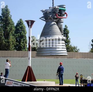 Chatsworth CA, USA. 3. Oktober 2013.  Eine Saturn V f-1 Rakete Maschine bewegt sich aus seiner Heimat von fast 35 Jahren, die außen Aerojet Rocketdyne vor der Canoga Avenue Anlage geplant bis Ende des Jahres geschlossen. Der Motor wurde auf seine neue Heimat außerhalb des Unternehmens Einrichtung in Chatsworth CA gehoben. Der Motor wiegt 18.400 Pfund und steht 19 Fuß hoch und mehr als 12 Fuß breit, der Motor geliefert 1,5 Millionen Pfund Schub, die Apollo-Ära Saturn V gestartet. Die Apollo-Ära Saturn V. © gen Blevins/ZUMAPRESS/Alamy Live-Nachrichten Stockfoto