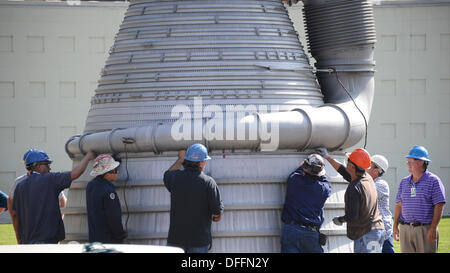 Chatsworth CA, USA. 3. Oktober 2013.  Eine Saturn V f-1 Rakete Maschine bewegt sich aus seiner Heimat von fast 35 Jahren, die außen Aerojet Rocketdyne vor der Canoga Avenue Anlage geplant bis Ende des Jahres geschlossen. Der Motor wurde auf seine neue Heimat außerhalb des Unternehmens Einrichtung in Chatsworth CA gehoben. Der Motor wiegt 18.400 Pfund und steht 19 Fuß hoch und mehr als 12 Fuß breit, der Motor geliefert 1,5 Millionen Pfund Schub, die Apollo-Ära Saturn V gestartet. Die Apollo-Ära Saturn V. © gen Blevins/ZUMAPRESS/Alamy Live-Nachrichten Stockfoto