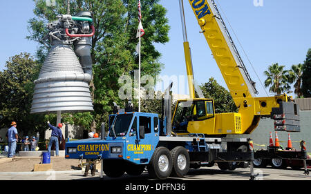 Chatsworth CA, USA. 3. Oktober 2013.  Eine Saturn V f-1 Rakete Maschine bewegt sich aus seiner Heimat von fast 35 Jahren, die außen Aerojet Rocketdyne vor der Canoga Avenue Anlage geplant bis Ende des Jahres geschlossen. Der Motor wurde auf seine neue Heimat außerhalb des Unternehmens Einrichtung in Chatsworth CA gehoben. Der Motor wiegt 18.400 Pfund und steht 19 Fuß hoch und mehr als 12 Fuß breit, der Motor geliefert 1,5 Millionen Pfund Schub, die Apollo-Ära Saturn V gestartet. Die Apollo-Ära Saturn V. © gen Blevins/ZUMAPRESS/Alamy Live-Nachrichten Stockfoto