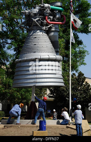 Chatsworth CA, USA. 3. Oktober 2013.  Eine Saturn V f-1 Rakete Maschine bewegt sich aus seiner Heimat von fast 35 Jahren, die außen Aerojet Rocketdyne vor der Canoga Avenue Anlage geplant bis Ende des Jahres geschlossen. Der Motor wurde auf seine neue Heimat außerhalb des Unternehmens Einrichtung in Chatsworth CA gehoben. Der Motor wiegt 18.400 Pfund und steht 19 Fuß hoch und mehr als 12 Fuß breit, der Motor geliefert 1,5 Millionen Pfund Schub, die Apollo-Ära Saturn V gestartet. Die Apollo-Ära Saturn V. © gen Blevins/ZUMAPRESS/Alamy Live-Nachrichten Stockfoto