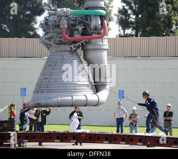 Chatsworth CA, USA. 3. Oktober 2013.  Eine Saturn V f-1 Rakete Maschine bewegt sich aus seiner Heimat von fast 35 Jahren, die außen Aerojet Rocketdyne vor der Canoga Avenue Anlage geplant bis Ende des Jahres geschlossen. Der Motor wurde auf seine neue Heimat außerhalb des Unternehmens Einrichtung in Chatsworth CA gehoben. Der Motor wiegt 18.400 Pfund und steht 19 Fuß hoch und mehr als 12 Fuß breit, der Motor geliefert 1,5 Millionen Pfund Schub, die Apollo-Ära Saturn V gestartet. Die Apollo-Ära Saturn V. © gen Blevins/ZUMAPRESS/Alamy Live-Nachrichten Stockfoto