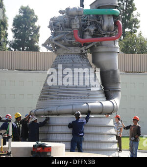 Chatsworth CA, USA. 3. Oktober 2013.  Eine Saturn V f-1 Rakete Maschine bewegt sich aus seiner Heimat von fast 35 Jahren, die außen Aerojet Rocketdyne vor der Canoga Avenue Anlage geplant bis Ende des Jahres geschlossen. Der Motor wurde auf seine neue Heimat außerhalb des Unternehmens Einrichtung in Chatsworth CA gehoben. Der Motor wiegt 18.400 Pfund und steht 19 Fuß hoch und mehr als 12 Fuß breit, der Motor geliefert 1,5 Millionen Pfund Schub, die Apollo-Ära Saturn V gestartet. Die Apollo-Ära Saturn V. © gen Blevins/ZUMAPRESS/Alamy Live-Nachrichten Stockfoto