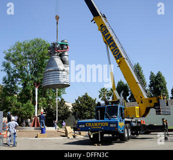 Chatsworth CA, USA. 3. Oktober 2013.  Eine Saturn V f-1 Rakete Maschine bewegt sich aus seiner Heimat von fast 35 Jahren, die außen Aerojet Rocketdyne vor der Canoga Avenue Anlage geplant bis Ende des Jahres geschlossen. Der Motor wurde auf seine neue Heimat außerhalb des Unternehmens Einrichtung in Chatsworth CA gehoben. Der Motor wiegt 18.400 Pfund und steht 19 Fuß hoch und mehr als 12 Fuß breit, der Motor geliefert 1,5 Millionen Pfund Schub, die Apollo-Ära Saturn V gestartet. Die Apollo-Ära Saturn V. © gen Blevins/ZUMAPRESS/Alamy Live-Nachrichten Stockfoto