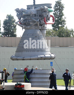 Chatsworth CA, USA. 3. Oktober 2013.  Eine Saturn V f-1 Rakete Maschine bewegt sich aus seiner Heimat von fast 35 Jahren, die außen Aerojet Rocketdyne vor der Canoga Avenue Anlage geplant bis Ende des Jahres geschlossen. Der Motor wurde auf seine neue Heimat außerhalb des Unternehmens Einrichtung in Chatsworth CA gehoben. Der Motor wiegt 18.400 Pfund und steht 19 Fuß hoch und mehr als 12 Fuß breit, der Motor geliefert 1,5 Millionen Pfund Schub, die Apollo-Ära Saturn V gestartet. Die Apollo-Ära Saturn V. © gen Blevins/ZUMAPRESS/Alamy Live-Nachrichten Stockfoto