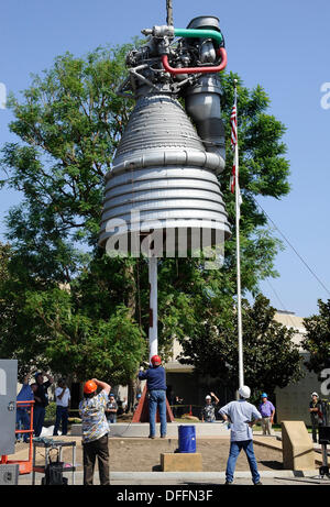 Chatsworth CA, USA. 3. Oktober 2013.  Eine Saturn V f-1 Rakete Maschine bewegt sich aus seiner Heimat von fast 35 Jahren, die außen Aerojet Rocketdyne vor der Canoga Avenue Anlage geplant bis Ende des Jahres geschlossen. Der Motor wurde auf seine neue Heimat außerhalb des Unternehmens Einrichtung in Chatsworth CA gehoben. Der Motor wiegt 18.400 Pfund und steht 19 Fuß hoch und mehr als 12 Fuß breit, der Motor geliefert 1,5 Millionen Pfund Schub, die Apollo-Ära Saturn V gestartet. Die Apollo-Ära Saturn V. © gen Blevins/ZUMAPRESS/Alamy Live-Nachrichten Stockfoto