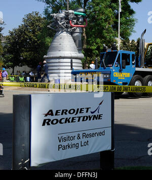 Chatsworth CA, USA. 3. Oktober 2013.  Eine Saturn V f-1 Rakete Maschine bewegt sich aus seiner Heimat von fast 35 Jahren, die außen Aerojet Rocketdyne vor der Canoga Avenue Anlage geplant bis Ende des Jahres geschlossen. Der Motor wurde auf seine neue Heimat außerhalb des Unternehmens Einrichtung in Chatsworth CA gehoben. Der Motor wiegt 18.400 Pfund und steht 19 Fuß hoch und mehr als 12 Fuß breit, der Motor geliefert 1,5 Millionen Pfund Schub, die Apollo-Ära Saturn V gestartet. Die Apollo-Ära Saturn V. © gen Blevins/ZUMAPRESS/Alamy Live-Nachrichten Stockfoto