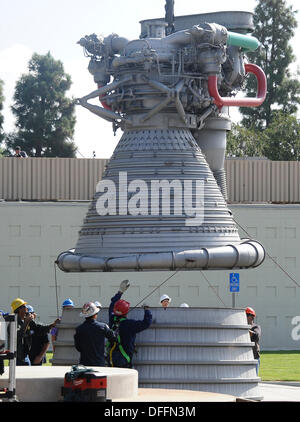Chatsworth CA, USA. 3. Oktober 2013.  Eine Saturn V f-1 Rakete Maschine bewegt sich aus seiner Heimat von fast 35 Jahren, die außen Aerojet Rocketdyne vor der Canoga Avenue Anlage geplant bis Ende des Jahres geschlossen. Der Motor wurde auf seine neue Heimat außerhalb des Unternehmens Einrichtung in Chatsworth CA gehoben. Der Motor wiegt 18.400 Pfund und steht 19 Fuß hoch und mehr als 12 Fuß breit, der Motor geliefert 1,5 Millionen Pfund Schub, die Apollo-Ära Saturn V gestartet. Die Apollo-Ära Saturn V. © gen Blevins/ZUMAPRESS/Alamy Live-Nachrichten Stockfoto