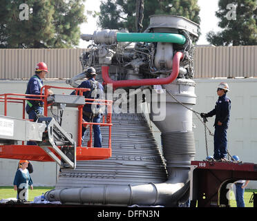Chatsworth CA, USA. 3. Oktober 2013.  Eine Saturn V f-1 Rakete Maschine bewegt sich aus seiner Heimat von fast 35 Jahren, die außen Aerojet Rocketdyne vor der Canoga Avenue Anlage geplant bis Ende des Jahres geschlossen. Der Motor wurde auf seine neue Heimat außerhalb des Unternehmens Einrichtung in Chatsworth CA gehoben. Der Motor wiegt 18.400 Pfund und steht 19 Fuß hoch und mehr als 12 Fuß breit, der Motor geliefert 1,5 Millionen Pfund Schub, die Apollo-Ära Saturn V gestartet. Die Apollo-Ära Saturn V. © gen Blevins/ZUMAPRESS/Alamy Live-Nachrichten Stockfoto