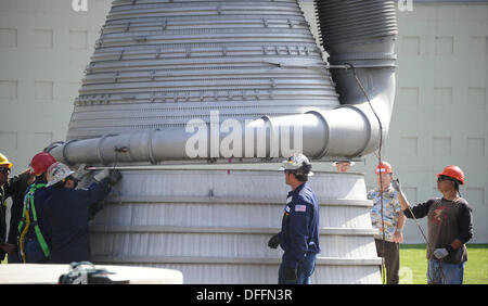 Chatsworth CA, USA. 3. Oktober 2013.  Eine Saturn V f-1 Rakete Maschine bewegt sich aus seiner Heimat von fast 35 Jahren, die außen Aerojet Rocketdyne vor der Canoga Avenue Anlage geplant bis Ende des Jahres geschlossen. Der Motor wurde auf seine neue Heimat außerhalb des Unternehmens Einrichtung in Chatsworth CA gehoben. Der Motor wiegt 18.400 Pfund und steht 19 Fuß hoch und mehr als 12 Fuß breit, der Motor geliefert 1,5 Millionen Pfund Schub, die Apollo-Ära Saturn V gestartet. Die Apollo-Ära Saturn V. © gen Blevins/ZUMAPRESS/Alamy Live-Nachrichten Stockfoto