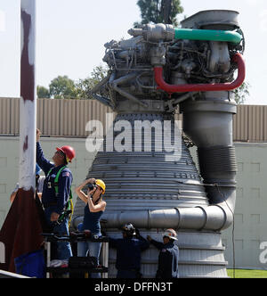 Chatsworth CA, USA. 3. Oktober 2013.  Eine Saturn V f-1 Rakete Maschine bewegt sich aus seiner Heimat von fast 35 Jahren, die außen Aerojet Rocketdyne vor der Canoga Avenue Anlage geplant bis Ende des Jahres geschlossen. Der Motor wurde auf seine neue Heimat außerhalb des Unternehmens Einrichtung in Chatsworth CA gehoben. Der Motor wiegt 18.400 Pfund und steht 19 Fuß hoch und mehr als 12 Fuß breit, der Motor geliefert 1,5 Millionen Pfund Schub, die Apollo-Ära Saturn V gestartet. Die Apollo-Ära Saturn V. © gen Blevins/ZUMAPRESS/Alamy Live-Nachrichten Stockfoto