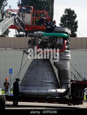 Chatsworth CA, USA. 3. Oktober 2013.  Eine Saturn V f-1 Rakete Maschine bewegt sich aus seiner Heimat von fast 35 Jahren, die außen Aerojet Rocketdyne vor der Canoga Avenue Anlage geplant bis Ende des Jahres geschlossen. Der Motor wurde auf seine neue Heimat außerhalb des Unternehmens Einrichtung in Chatsworth CA gehoben. Der Motor wiegt 18.400 Pfund und steht 19 Fuß hoch und mehr als 12 Fuß breit, der Motor geliefert 1,5 Millionen Pfund Schub, die Apollo-Ära Saturn V gestartet. Die Apollo-Ära Saturn V. © gen Blevins/ZUMAPRESS/Alamy Live-Nachrichten Stockfoto