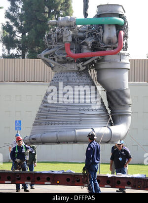 Chatsworth CA, USA. 3. Oktober 2013.  Eine Saturn V f-1 Rakete Maschine bewegt sich aus seiner Heimat von fast 35 Jahren, die außen Aerojet Rocketdyne vor der Canoga Avenue Anlage geplant bis Ende des Jahres geschlossen. Der Motor wurde auf seine neue Heimat außerhalb des Unternehmens Einrichtung in Chatsworth CA gehoben. Der Motor wiegt 18.400 Pfund und steht 19 Fuß hoch und mehr als 12 Fuß breit, der Motor geliefert 1,5 Millionen Pfund Schub, die Apollo-Ära Saturn V gestartet. Die Apollo-Ära Saturn V. © gen Blevins/ZUMAPRESS/Alamy Live-Nachrichten Stockfoto