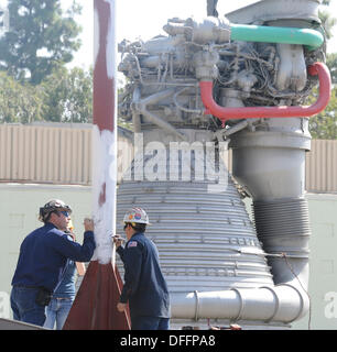 Chatsworth CA, USA. 3. Oktober 2013.  Eine Saturn V f-1 Rakete Maschine bewegt sich aus seiner Heimat von fast 35 Jahren, die außen Aerojet Rocketdyne vor der Canoga Avenue Anlage geplant bis Ende des Jahres geschlossen. Der Motor wurde auf seine neue Heimat außerhalb des Unternehmens Einrichtung in Chatsworth CA gehoben. Der Motor wiegt 18.400 Pfund und steht 19 Fuß hoch und mehr als 12 Fuß breit, der Motor geliefert 1,5 Millionen Pfund Schub, die Apollo-Ära Saturn V gestartet. Die Apollo-Ära Saturn V. © gen Blevins/ZUMAPRESS/Alamy Live-Nachrichten Stockfoto